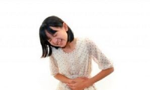 Damage abdominal pain in a girl with worms